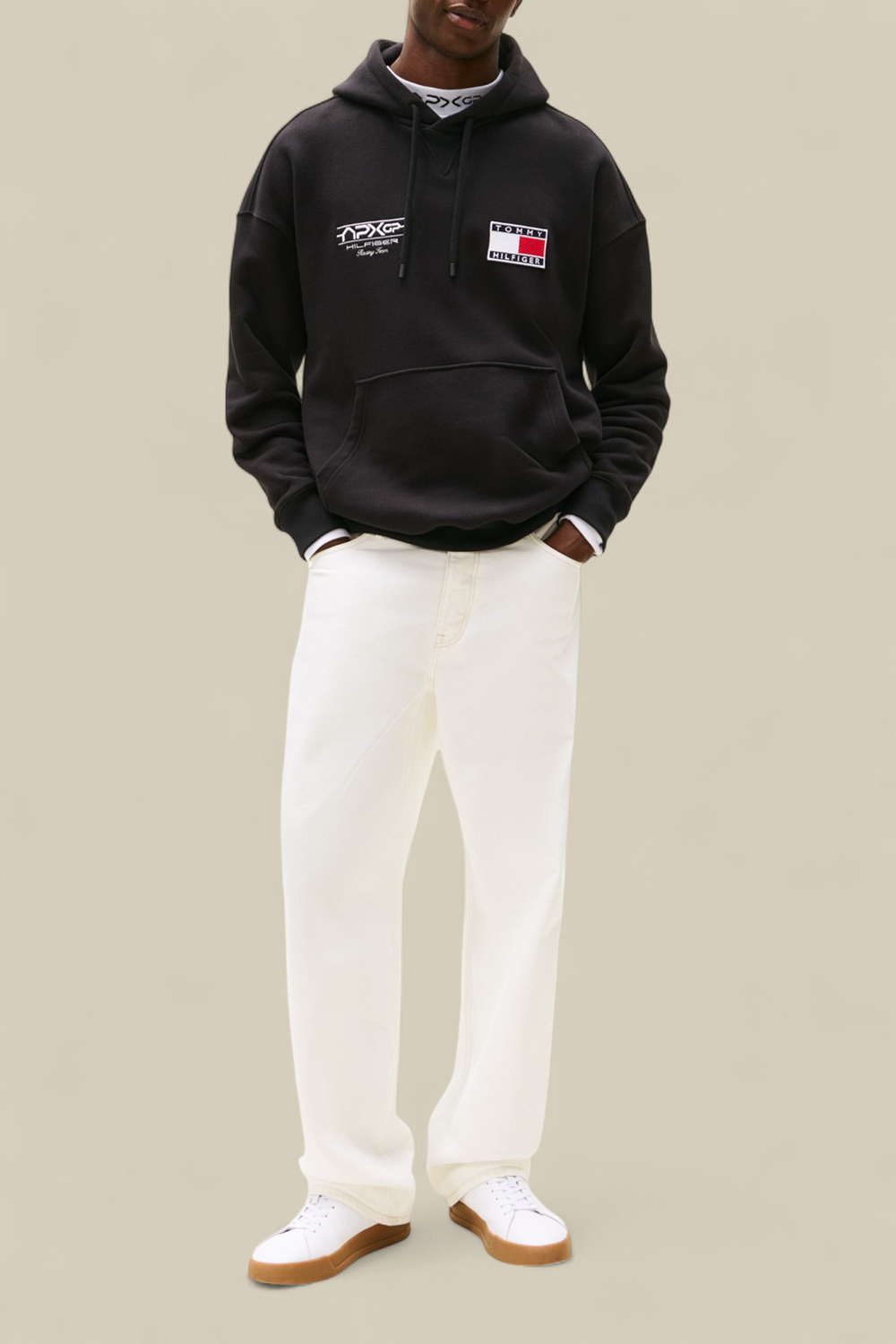 תמונת כל הלוק של טומי הילפיגר X סרט פורמולה 1 סווטשירט